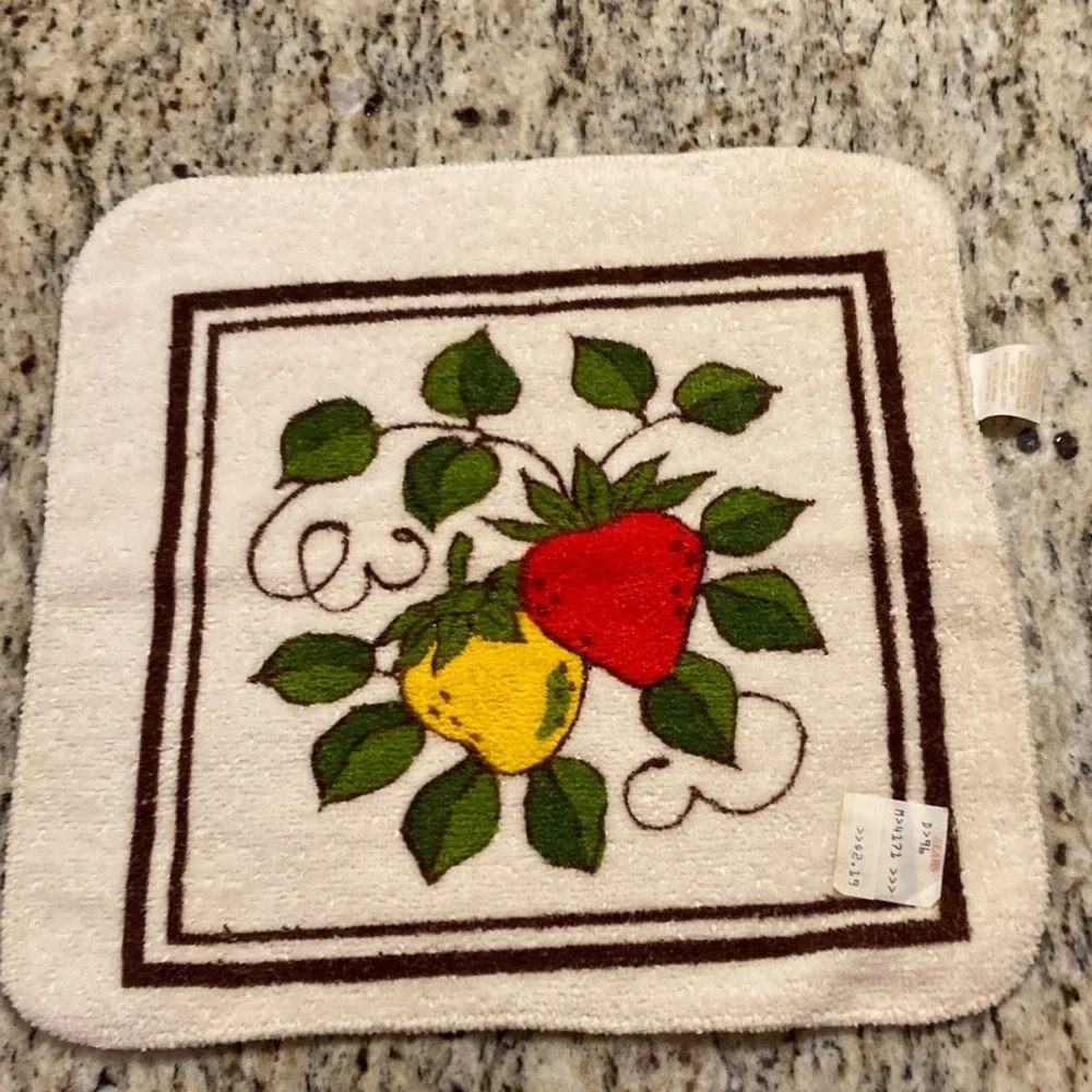 VTG Sarah Lynn NWT Kitch Towel‎ Wash Cloth Bundle Strawberry Theme Cream Red